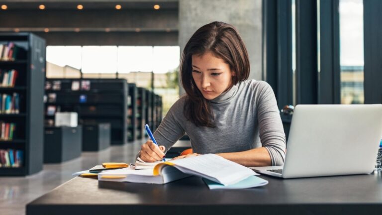 Опрос показал, сколько студентов хотят совмещать работу и обучение