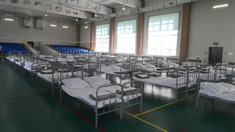 Сестра милосердия помогла пожилому мужчине из ПВР связаться с женой