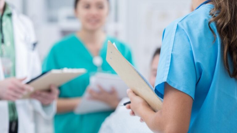 В Госдуму внесли проект о зарплате медиков не ниже 2,5 или четырех МРОТ