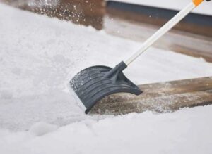 Снеговая лопата: как выбрать хороший инструмент