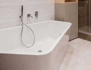 Встраиваемые ванны: преимущества и особенности разных видов установки