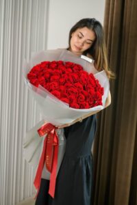 Оазис красоты и роскоши: огромный букет из метровых роз