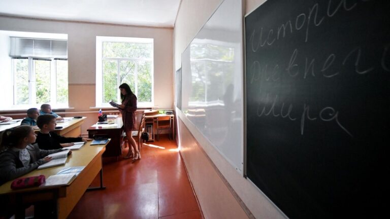 Число часов преподавания истории в школах увеличилось, заявил Кравцов