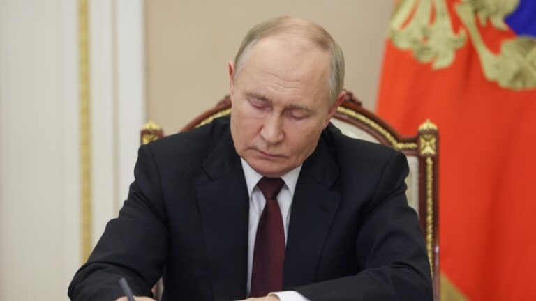 Путин поручил создать музей на базе старейшей русской школы в Туве