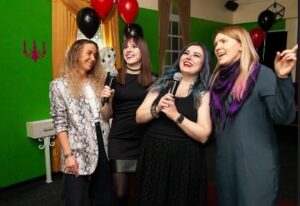 Караоке-залы: веселье, музыка и дружеская атмосфера