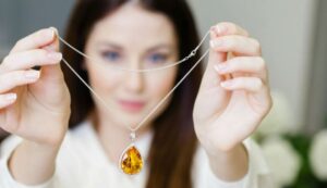 How to choose a woman's jewelry as a gift: tips and recommendations