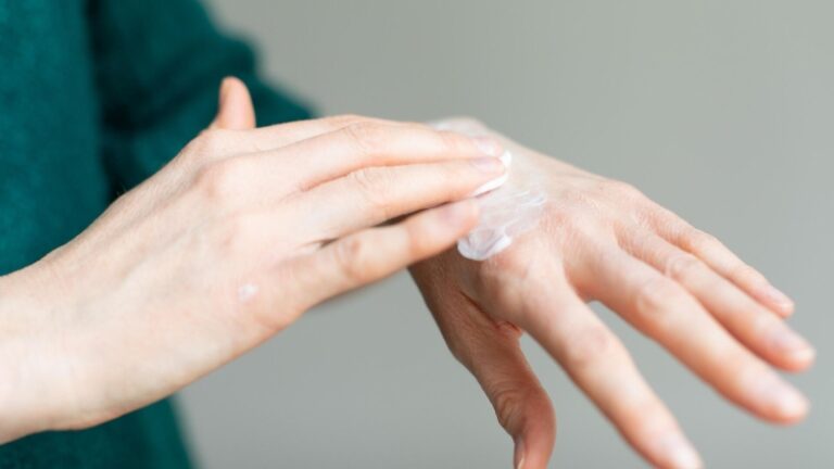 Сухость кожи: причины, способы лечения и советы дерматологов