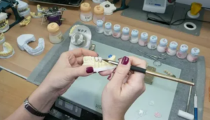 Какие материалы  инструменты используются в зуботехнической лаборатории