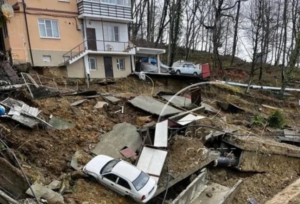 В Сочи застройщик взял на себя обязательства построить новый дом для жителей, чьи квартиры были разрушены оползнем.