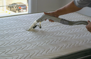 Как проходит чистка матраса: от диагностики до финального осмотра