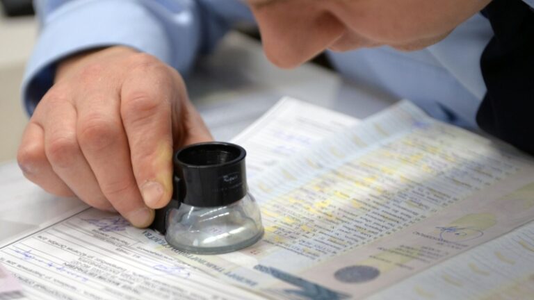 Электронный или бумажный: как получить и восстановить ПТС в 2025 году