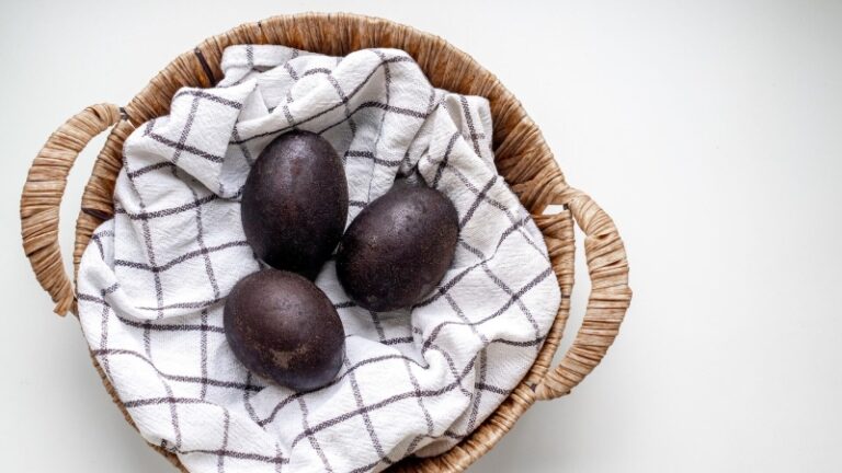 Как покрасить яйца на Пасху в вине: пошаговая инструкция