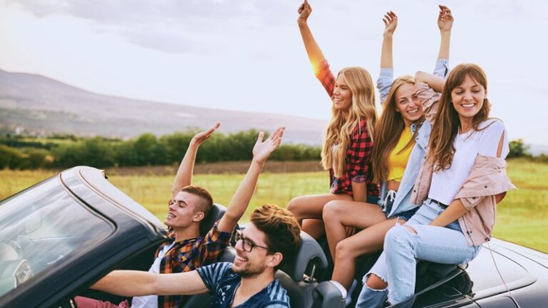 День друзей: что это за праздник, когда и как его отмечают