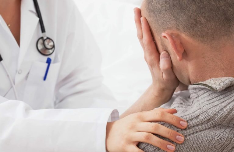 Когда стоит вызвать нарколога на дом: простыми словами о том, что важно