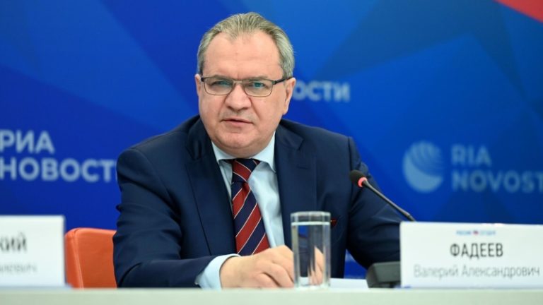 Сотни тысяч детей мигрантов в России не учатся в школах, заявил глава СПЧ